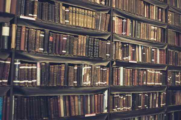 Raamatud ja rahulik lugemisnurk pehmes valguses